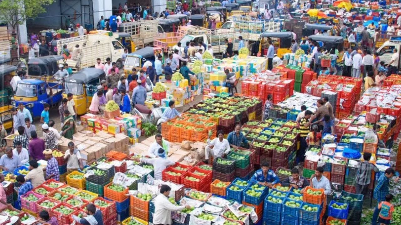 కూపన్ కార్స్, క్రెడిట్ కార్డ్ డిస్కౌంట్‌: చాలా సూపర్‌ మార్కెట్‌లు ఇప్పుడు కొత్తగా కూపన్ కార్డ్స్‌ ఇస్తూ వాటిపై ఆఫర్స్‌ను ప్రకటిస్తున్నాయి. మరి కొన్ని స్టోర్స్‌లో క్రెడిట్‌ కార్డుపై కూడా డిస్కౌంట్స్ ఉంటున్నాయి. అలాంటి స్టోర్స్‌ను గుర్తించి.. ఎప్పుడు ఆఫర్స్ ఉంటాయో ఆ సమయంలో షాపింగ్ చేయడం వల్ల మీరు కొనుగోలు చేసే వస్తువుల ధరలపై తగ్గింపు పొందవచ్చు. ఇది కూడా డబ్బును ఆదా చేసుకునేందుకు బెస్ట్ ఆప్షన్.