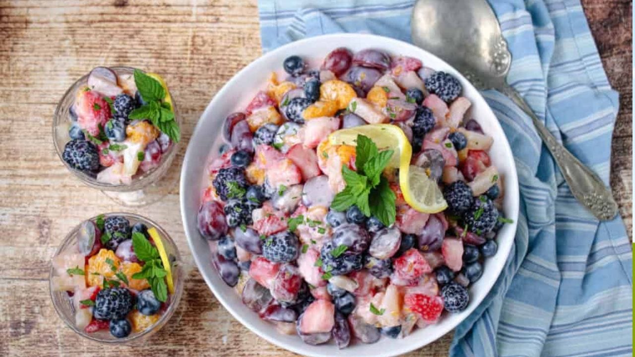 ప్రూట్‌ బౌల్: ఇది ఆరోగ్యకరమైన, రుచికరమైన అల్పాహారం. దీన్ని తయారు చేయడానికి, అరటిపండు, ఆపిల్ లేదా బొప్పాయి వంటి తరిగిన పండ్ల అవసరం. వీటన్నింటిని ముక్కలుగా చేసి ఒక బౌల్‌లో ఉంచండి. అందులో కొద్దిగా పెరుగు యాడ్ చేయండి, కావాలనుకుంటే, మీరు పైన కొద్దిగా తేనె లేదా ఎండిన పండ్లను కూడా జోడించవచ్చు. ఈ విధంగా, మీరు త్వరగా, స్టవ్ వెలిగించకుండానే ఆరోగ్యకరమైన అల్పాహారాన్ని తయారు చేసుకోవచ్చు.