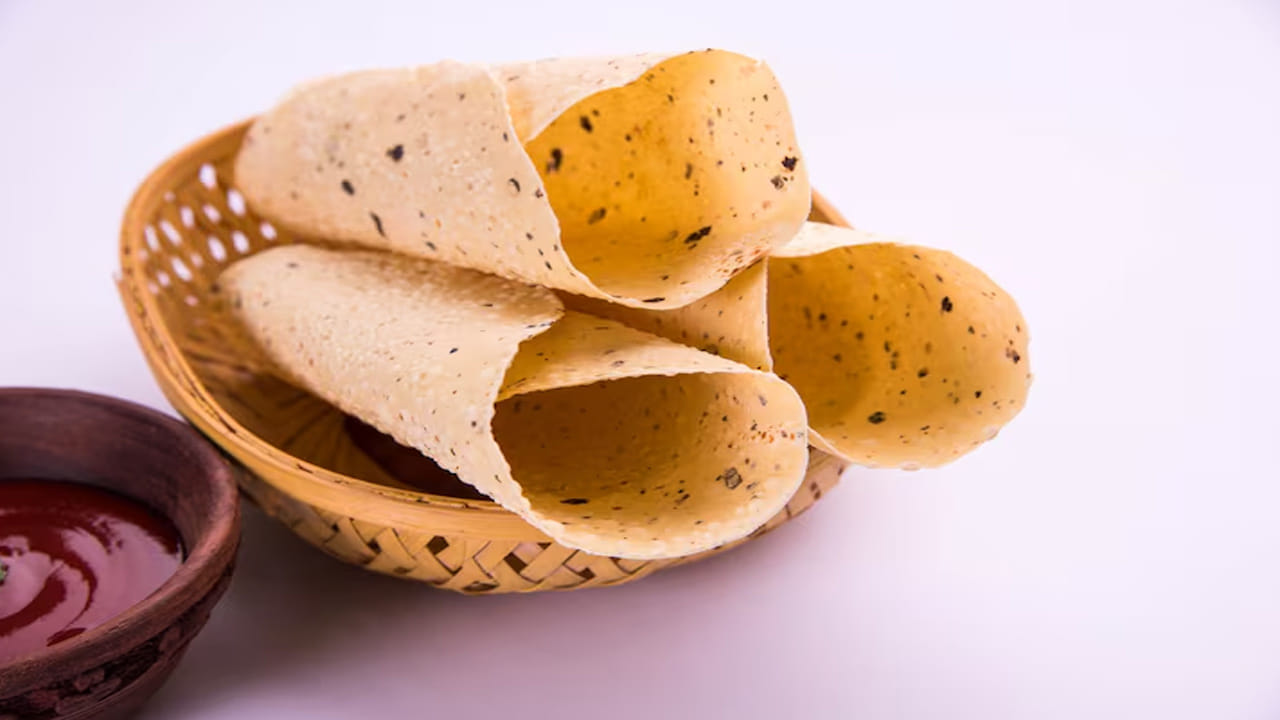 నూనె లేని అప్పడాల తయారీ - సాధారణంగా మనం ఉప్పును వాడి వేరుశెనగ గుళ్లు లేదా పాప్‌కార్న్ వేయిస్తుంటాం. అదే పద్ధతిని అప్పడాలకు కూడా వర్తింపజేయవచ్చని పంకజ్ వివరించారు. ఒక వెడల్పాటి కడాయిలో తగినంత ఉప్పు వేసి బాగా వేడి చేయాలి. ఉప్పు బాగా వేడెక్కిన తర్వాత అప్పడాలను అందులో వేసి అటు ఇటు తిప్పాలి. కొద్ది సెకన్లలోనే అప్పడం నూనెలో వేయించినట్లుగా తెల్లగా పొంగుతూ కరకరలాడుతుంది.