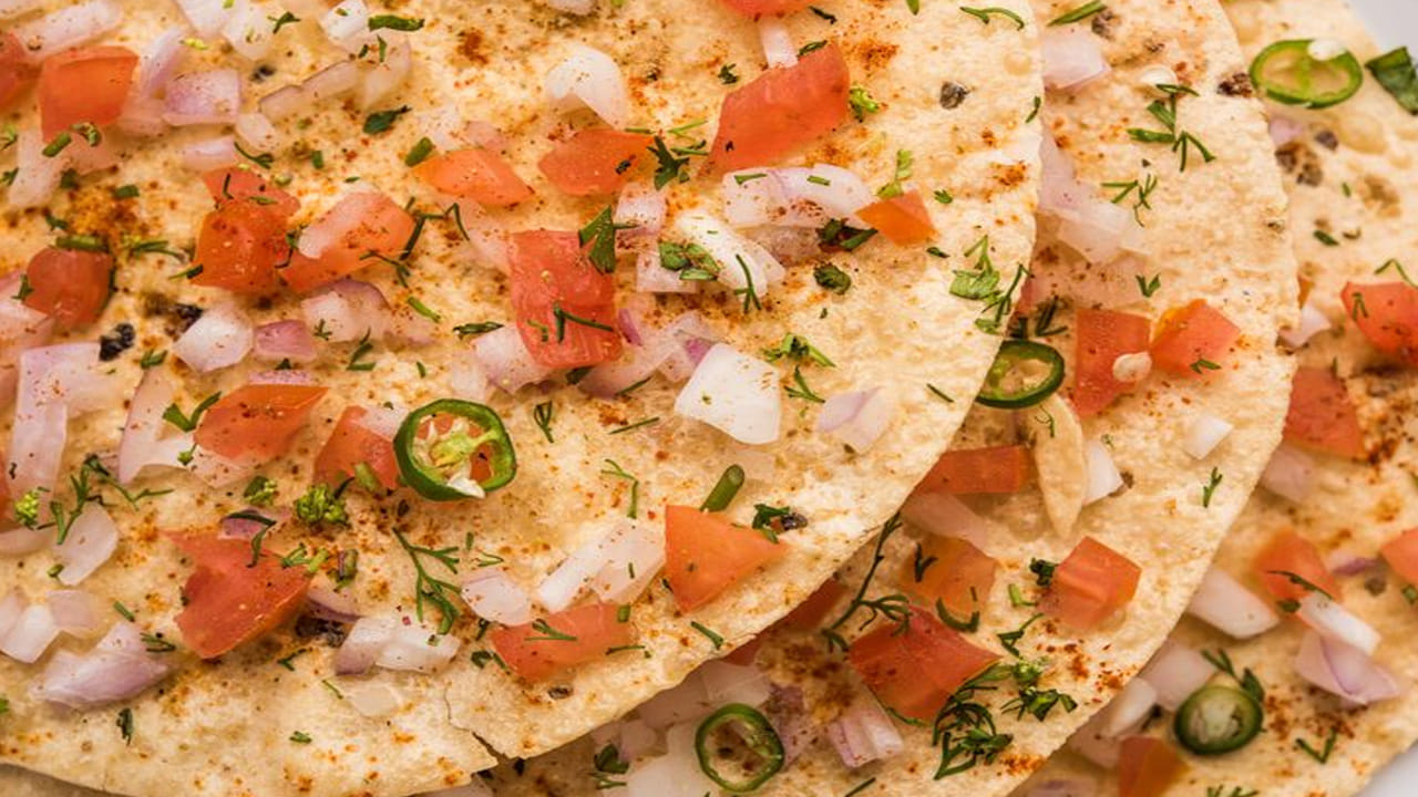 మైక్రోవేవ్ అవసరం లేదు: చాలా మంది మైక్రోవేవ్‌లో అప్పడాలు కాలుస్తారు. కానీ అవి అప్పుడప్పుడు గట్టిగా అవుతాయి. అయితే ఈ ఉప్పు పద్ధతిలో అప్పడాలు సాఫ్ట్‌గా, కరకరలాడుతూ వస్తాయి.  నూనెలో వేయించిన అప్పడాలలో క్యాలరీలు చాలా ఎక్కువగా ఉంటాయి. ఈ పద్ధతిలో కాల్చుకోవడం వల్ల కొలెస్ట్రాల్ భయం ఉండదు, పైగా బరువు తగ్గాలనుకునే వారికి ఇది బెస్ట్ ఆప్షన్.