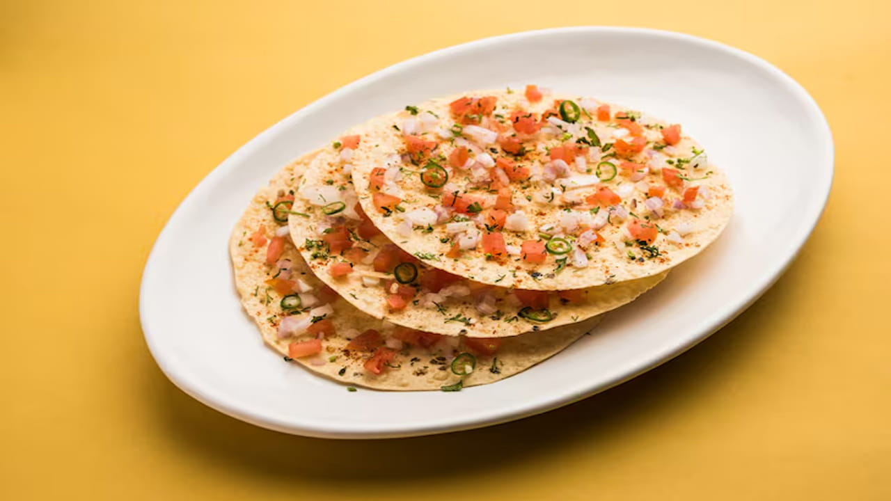 ముఖ్యమైన జాగ్రత్త: ఉప్పులో వేయించిన తర్వాత అప్పడానికి అంటుకున్న ఉప్పును ఒక శుభ్రమైన గుడ్డతో లేదా బ్రష్‌తో తుడిచివేయాలి. ఇలా చేయడం వల్ల అప్పడం మరీ ఉప్పగా లేకుండా ఉంటుంది.