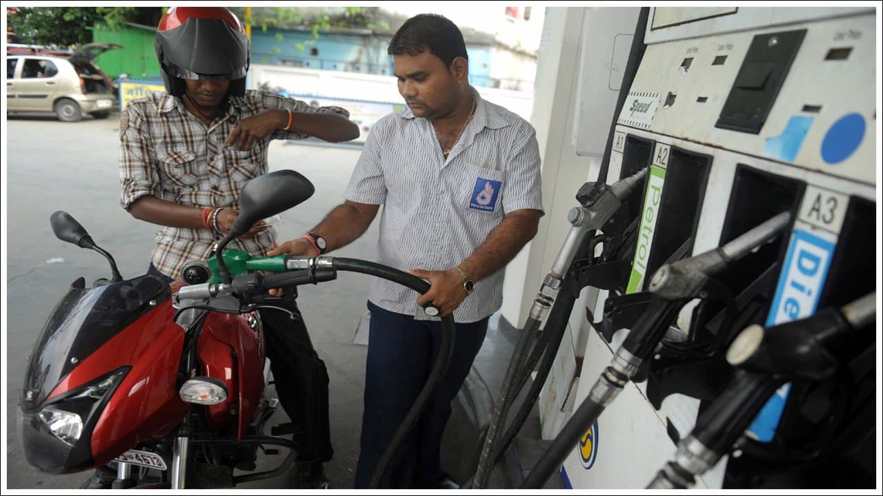  దేశవ్యాప్తంగా ఇంధన కొరత లేదని, పెట్రోల్ పంపులలో సరఫరా స్థిరంగా ఉందని అధికారులు ప్రభుత్వ వర్గాలు తెలిపాయి. దేశంలోని ఏ పంపులోనూ పెట్రోల్, డీజిల్ కొరత లేదని ప్రభుత్వం తెలిపింది.