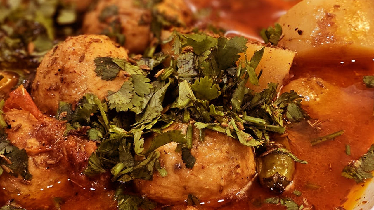 ముందుగా చికెన్ తీసుకుని నీటిలో శుభ్రం చేసి పక్కన పెట్టుకోవాలి. ఆ తర్వాత వీటికి ఉప్పు, కారం, పసుపు, వెల్లుల్లి పేస్ట్ ను పట్టించి ఒక గిన్నెలో ఉంచాలి.
