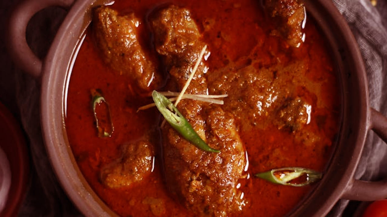 ఆ తర్వాత పాన్ తీసుకుని దానిలో ఆయిల్ వేసి,  చికెన్ ముక్కలను వేసి సన్నని మంటపై బంగారు రంగులోకి మారే వరకు స్టవ్ మీదే ఉంచాలి.