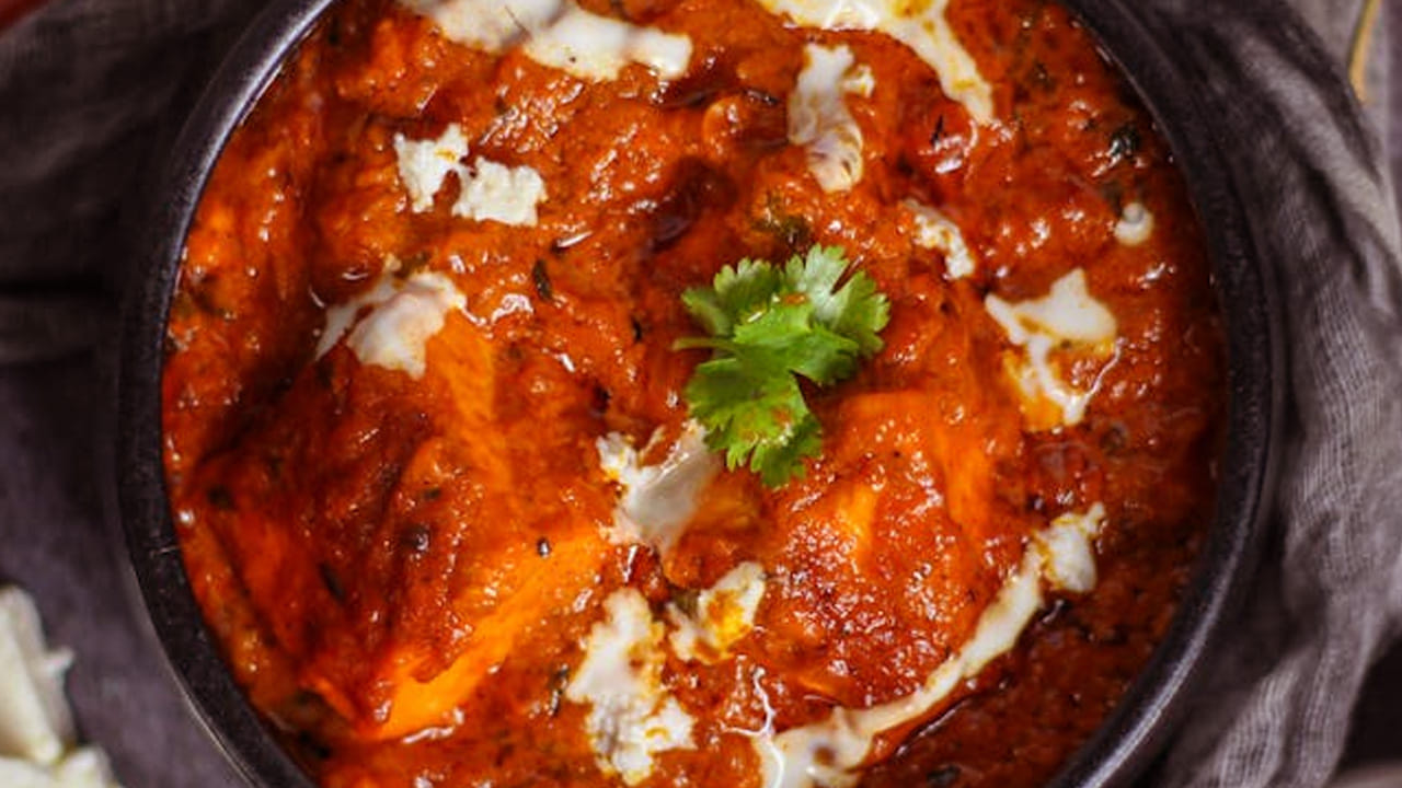 ఇప్పుడు వేరే పాన్ తీసుకుని దానిలో కొద్దిగా ఆయిల్ వేసి,  వెల్లుల్లి పేస్ట్ ,  కట్ చేసిన పచ్చిమిర్చి, నాలుగు కరివేపాకు ఆకులు వేసి బాగా వేయించాలి.
