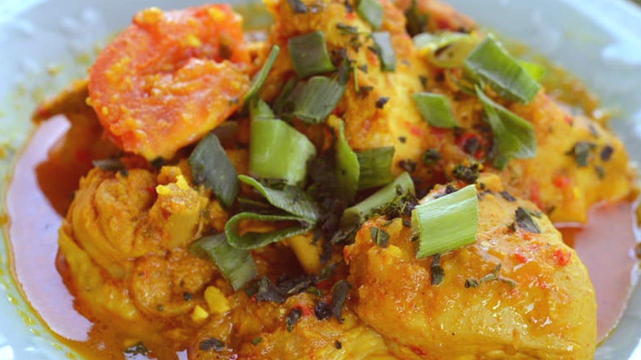 కావాల్సిన పదార్ధాలు : అరకిలో చికెన్, 10 వెల్లుల్లి రెబ్బలు, ఒక టేబుల్ స్పూన్ అల్లం వెల్లుల్లి పేస్ట్, ఒక టేబుల్ స్పూన్ కార్న్‌ఫ్లోర్,  మైదా పిండి, రెండు గుడ్డులు, రుచికి తగినంత ఉప్పు, ఒక టేబుల్ స్పూన్ కారం, నూనె, 4 పచ్చిమిర్చి, కరివేపాకును తీసుకోవాలి.
