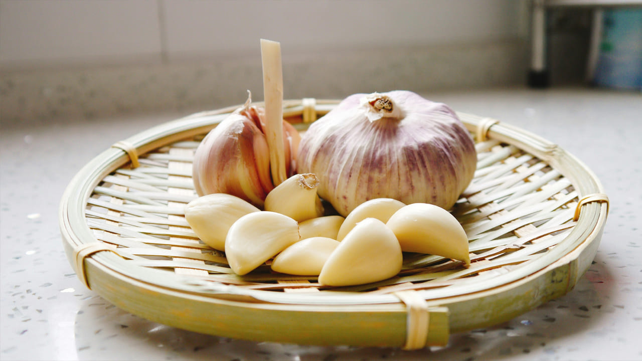  1. వెల్లుల్లి రెబ్బలు విడదీయండి: ముందుగా వెల్లుల్లి గడ్డలను రెబ్బలుగా విడదీయండి. అన్ని రెబ్బలు వేరువేరుగా ఉండేలా చూసుకోండి. ఆ తర్వాత  వాటికి నూనెను కలపడండి. ఈ రెబ్బలపై ఒక చిన్న చెంచా నూనె వేసి బాగా కలపండి. అన్ని రెబ్బలకు తేలికగా నూనె పట్టేలా చేయండి. ఎక్కువ నూనె అవసరం లేదు.