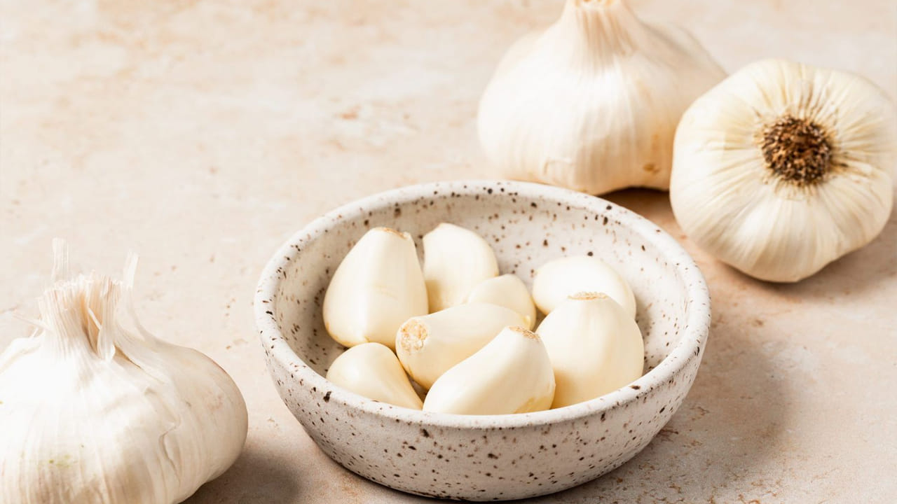  2. కొద్దిసేపు ఉంచండి: వెల్లుల్లి రెబ్బలకు  నూనె పట్టించిన తర్వాత ఈ ప్లేట్‌లో వేసి ఎండలో సుమారు 20–30 నిమిషాలు ఉంచండి. ఎండ లేకపోతే గదిలో కొద్దిసేపు ఉంచినా సరిపోతుంది.