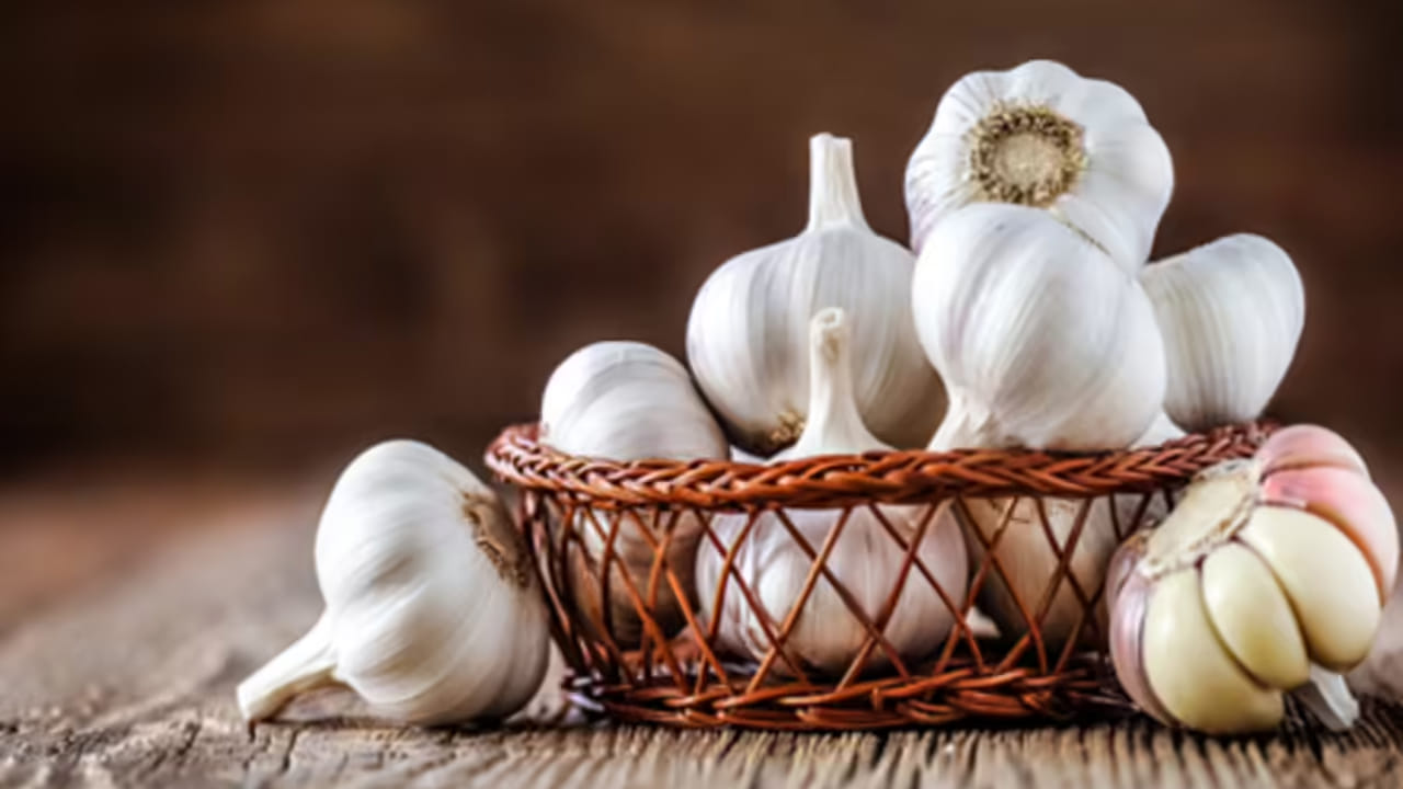  3. డబ్బాలో వేసి షేక్ చేయండి: ఇప్పుడు ఈ వెల్లుల్లి రెబ్బలను మూత గట్టిగా మూసుకునే డబ్బాలో వేసి, ఒక నిమిషం పాటు బలంగా షేక్ చేయండి. మీరు బలంగా డబ్బను షేక్‌ చేయడం వల్ల వెల్లుల్లి పొట్టు సులభంగా ఊడుతుంది. దీంతో వెల్లుల్లి పొట్టు తీయడం మీకు మరింత సులభం అవుతుంది. డబ్బా తెరిచి చూడగానే వెల్లుల్లి పొట్టు ఎక్కువ భాగం రెబ్బల నుండి వేరై కిందపడిపోతుంది. మీరు కేవలం వాటిని వేరు చేసుకుంటే చాలు. పొట్టు తీసిన వెల్లుల్లి రెడీ అవుతుంది.