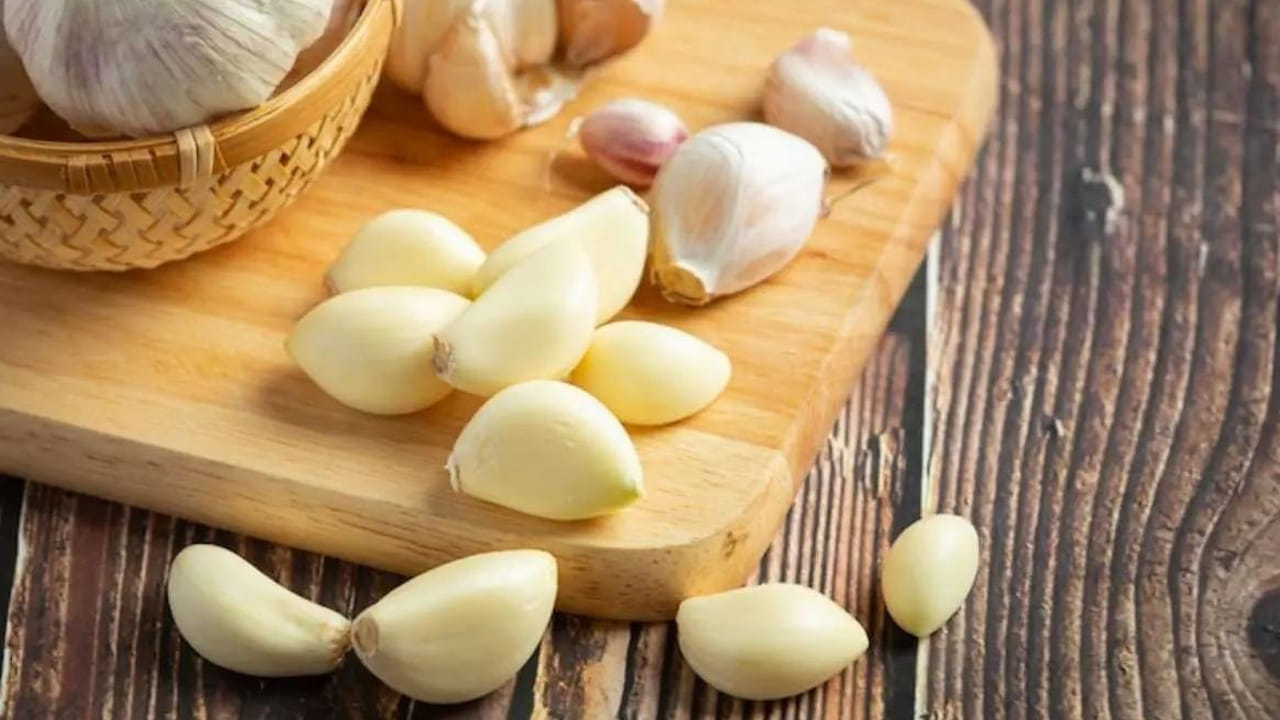  4) ఈ ట్రిక్ వల్ల లాభాలు: ఇలా వెల్లుల్లి పొట్టు తీసేందుకు ఉపయోగించే ఈ ట్రిక్స్‌ వల్ల ఎంతో ఉపయోగం ఉంటుంది. దీని వల్ల సమయం బాగా ఆదా అవుతుంది. అలాగే  చేతులకు, గోళ్లకు నొప్పి తగ్గుతుంది. అంతేకాదు పెద్ద పరిమాణంలో వెల్లుల్లి సులభంగా సిద్ధం అవుతుంది. ఇకపై వెల్లుల్లి పొట్టు తీయడం పెద్ద పని కాదని అనిపిస్తుంది. తదుపరి సారి వంట చేసేటప్పుడు ఈ సింపుల్ ట్రిక్ తప్పకుండా ప్రయత్నించండి.