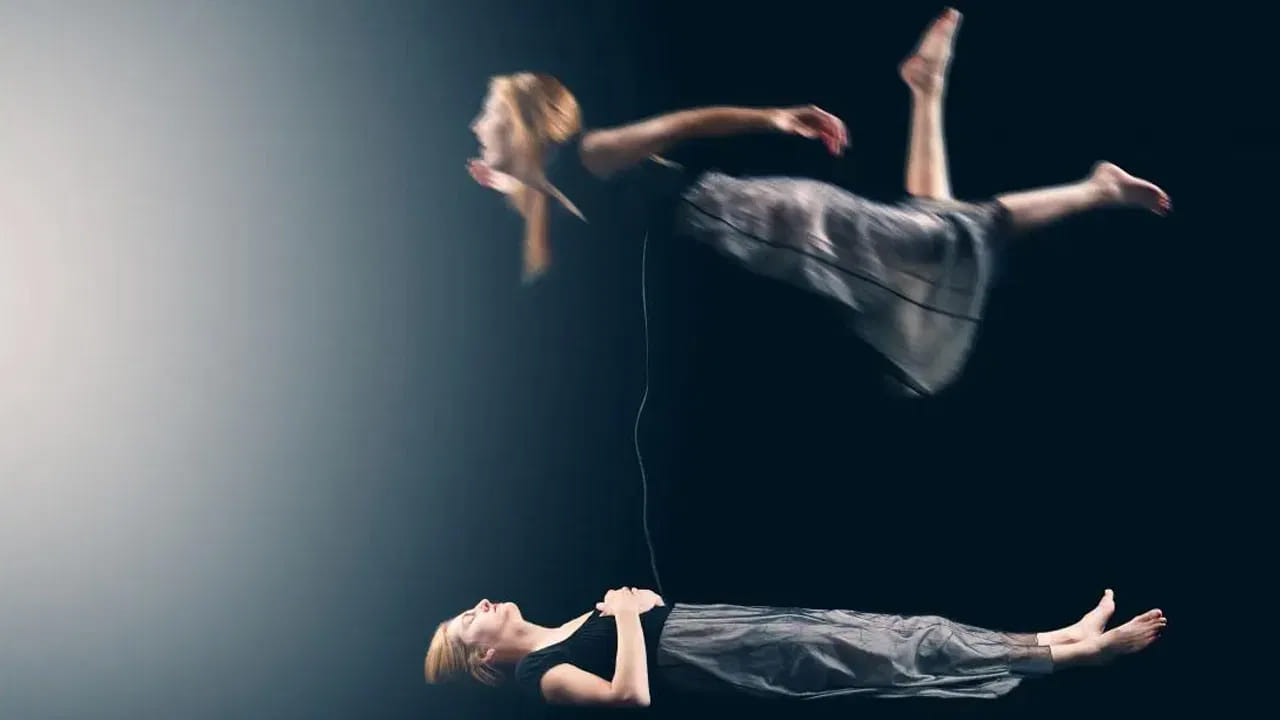 1. నీడ కనిపించకపోవడం..
ఒక వ్యక్తికి తన నీడ కనిపించకపోతే అది అశుభ సూచనగా పరిగణించబడుతుంది. ఇది మరణం సమీపిస్తున్నదని సూచిస్తుంది. అలాంటి పరిస్థితిలో వ్యక్తి అప్రమత్తంగా ఉండాలని చెబుతారు.