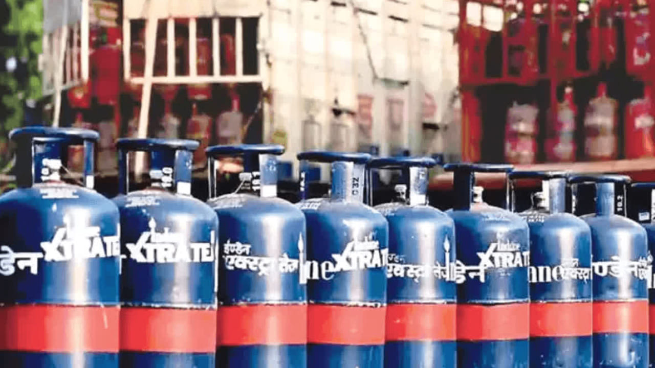 ఇరాన్-ఇజ్రాయెల్ యుద్దం, గల్ప్ దేశాలపై ఇరాన్ వరుస దాడుల ప్రభావం భారత్‌పై పడుతోంది. యుద్ద వాతావరణం క్రమంలో సరుకు రవాణాకు అంతరాయం కలగడంతో దేశంలో వంట గ్యాస్ కొరత తీవ్రమవుతోంది. గ్యాస్ బండ దొరక్క ప్రజలు ఇబ్బందులు పడుతుండగా.. హోటల్స్, రెస్టారెంట్లు, ఫుడ్ సెంటర్స్ మూతపడ్డాయి. దీంతో ఆహార పదార్దాల ధరలు కూడా పెరిగిపోవడం సామాన్యులకు భారంగా మారుతోంది.
