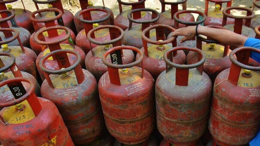 Gas Cylinder: హోటల్స్, రెస్టారెంట్లకు కేంద్రం భారీ ఊరట.. గ్యాస్ కష్టాలు తీరినట్లే..