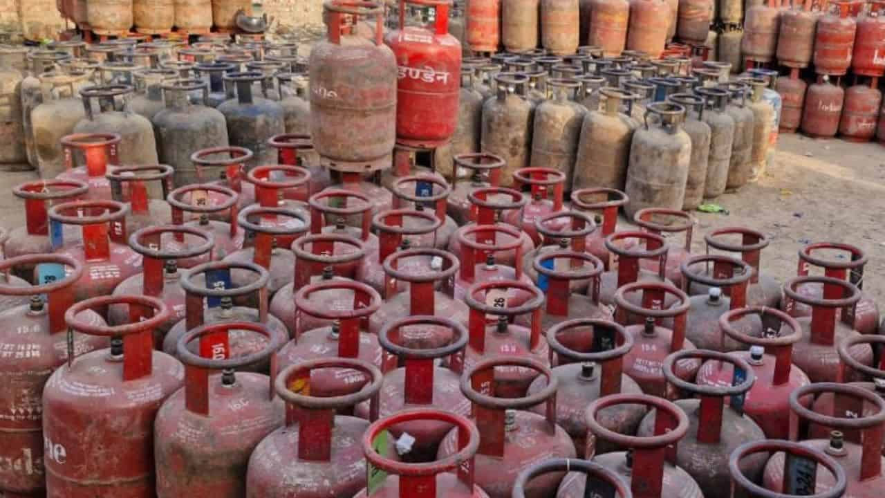 హార్ముజ్‌ నుంచి ఆగిపోయిన సప్లై కంటే ఎక్కువ చమురునే సేకరించినట్లు కేంద్రం స్పష్టం చేసింది. త్వరలోనే ఇవి దేశానికి రానున్నాయని, గ్యాస్ కొరత ఉండదని తెలిపింది. గృహ వినియోగదారులకు గ్యాస్ బుకింగ్ చేసిన రెండున్నర రోజుల్లోనే పంపిణీ చేస్తామని పేర్కొంది. గ్యాస్ గురించి ఎవరూ ఇబ్బంది పడాల్సిన అవసరం లేదని తెలిపింది.
