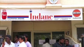 గ్యాస్‌ కొరత.. బ్లాక్‌ మార్కెట్‌లో అమ్మకాలు.. జనం గగ్గోలు