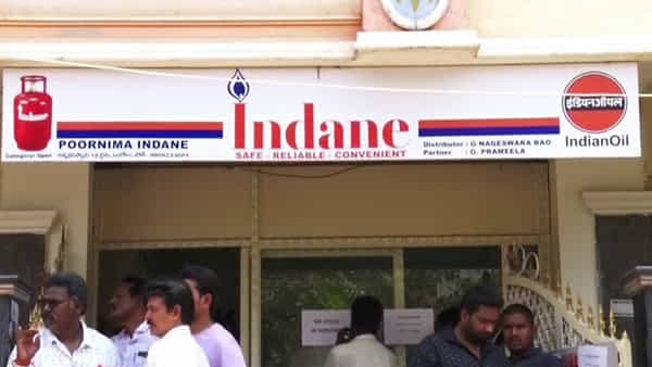 గ్యాస్ కొరత.. బ్లాక్ మార్కెట్లో అమ్మకాలు.. జనం గగ్గోలు.. ఎక్కడంటే