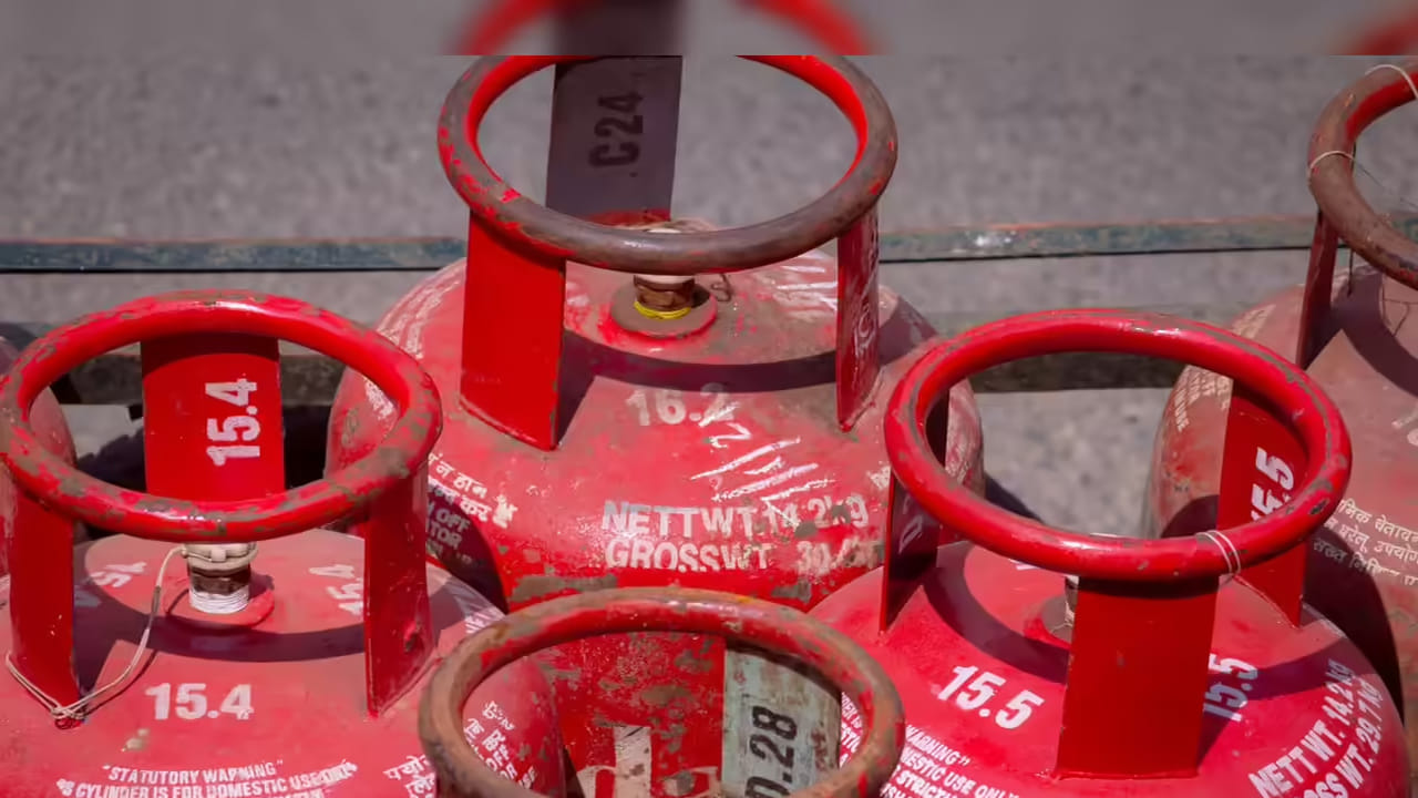 హోటల్స్ నిర్వాహకుల సమస్యను తీర్చేందుకు వాణిజ్య సిలిండర్లను ఎక్కువగా పంపిణీ చేయడంపై దృష్టి సారించింది. అందులో భాగంగా రాష్ట్రాలకు అదనంగా 20 శాతం కమర్షియల్ గ్యాస్ సిలిండర్లను కేటాయించింది. ఈ మేరకు తాజాగా ఉత్తర్వులు జారీ చేసింది. దీని వల్ల హోటల్స్‌కు గ్యాస్ అందనుంది.
