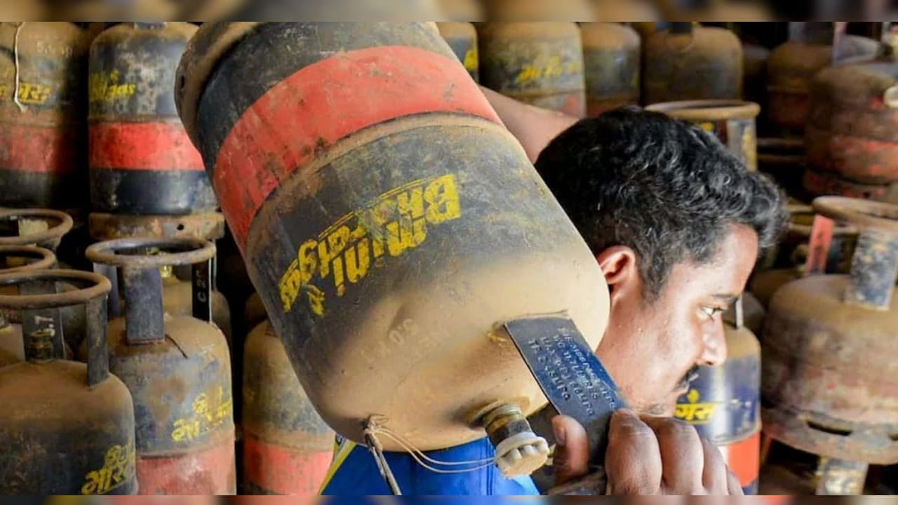 దేశీయంగా గ్యాస్ ఉత్పత్తి పెరుగుతున్నందున కేంద్రం ఈ నిర్ణయం తీసుకుంది. ఆహార పరిశ్రమ దెబ్బతినకుండా రెస్టారెంట్లు, హోటల్స్‌కు తొలి ప్రాధాన్యతగా గ్యాస్ సరఫరా చేయనుంది. ఇక పుడ్ ప్రాసెసింగ్ యూనిట్లకు, కమ్యూనిటీ కిచెన్లకు గ్యాస్ అందించేందుకు సిద్దమైంది. అయితే ఈ అదనపు గ్యాస్ కేటాయింపులు పొందాలనుకునేవారికి కేంద్రం నిబంధనలు విధించింది.
