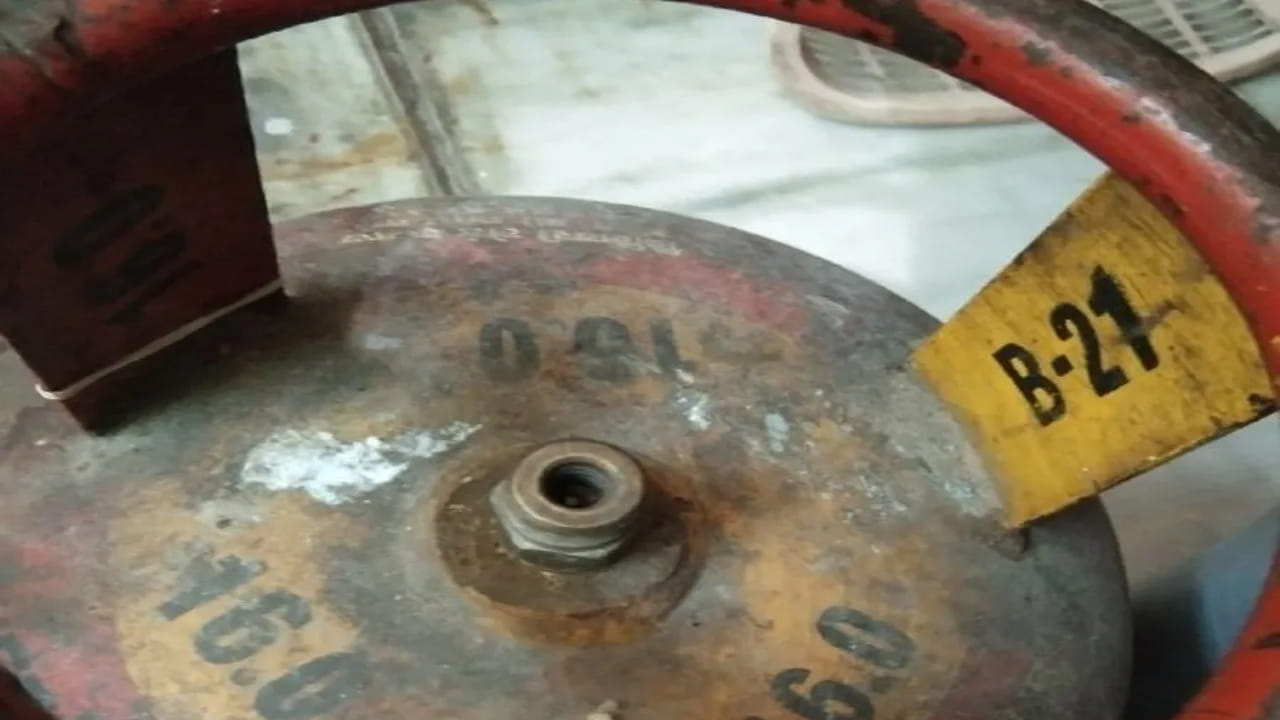 ఇక ఏప్రిల్ నుంచి జూన్ వరకు బీ, జులై నుంచి సెప్టెంబర్ వరకు సీ, అక్టోబర్ నుంచి డిసెంబర్ వరకు డి సూచిస్తుంది. ఇక అక్షరం తర్వాత వచ్చే నెంబర్లు తనిఖీ జరగనున్న సంవత్సరాన్ని సూచిస్తాయి. ఏ-24 అంటే సిలిండర్‌ను జనవరి నుంచి మార్చి మధ్య 2024లో తనిఖీ చేయాలని సూచిస్తుంది. ఇక బీ-26 అంటే ఏప్రిల్ నుంచి జూన్ మధ్య 2026లో మధ్య తనిఖీలు జరగనున్నాయని అర్థం.