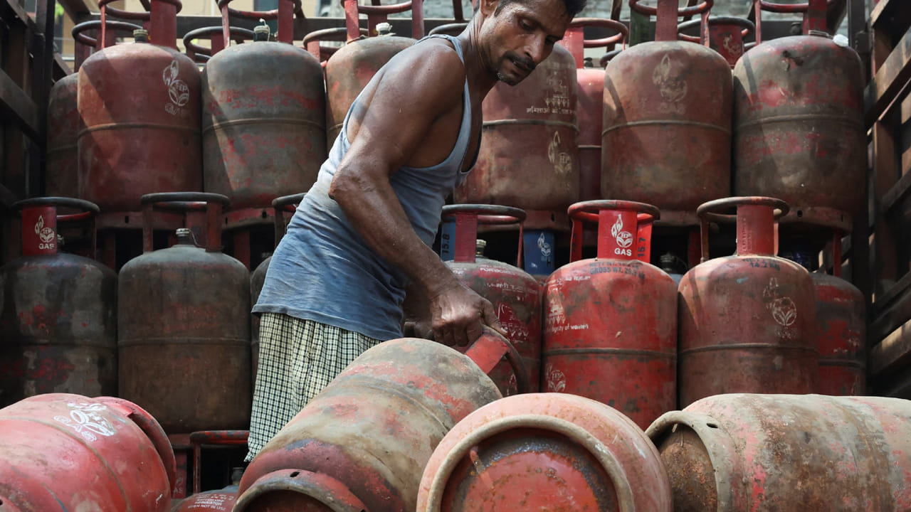 అటు గ్యాస్ ధరలను కేంద్రం ఇటీవల భారీగా పెంచింది. ఏకంగా డొమెస్టిక్ గ్యాస్ సిలిండర్‌పై రూ.60 మేర పెంచగా.. కమర్షియల్ గ్యాస్ సిలిండర్‌పై రూ.115 పెంచుతూ నిర్ణయం తీసుకుంది. యుద్దం ఇలాగే కొనసాగితే గ్యాస్ ధరలు మరింత పెరగనున్నాయని తెలుస్తోంది. యుద్దం నిర్విరామంగా కొనసాగుతూనే ఉంది. ఎప్పుడు ఫుల్ స్టాప్ పడుతుంది అనేది తెలియడం లేదు.