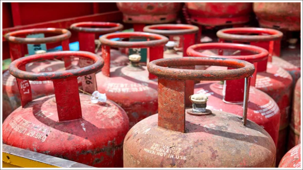 భద్రత, కచ్చితమైన డెలివరీ కోసం, OTP వ్యవస్థను కూడా తప్పనిసరి చేశారు. డెలివరీ బాయ్ మీ ఇంటికి సిలిండర్ను తీసుకువచ్చినప్పుడు, మీ రిజిస్టర్డ్ మొబైల్ నంబర్కు ఒక DAC కోడ్ (OTP) అందుతుంది. ఈ కోడ్ను డెలివరీ చేసే వ్యక్తికి ఇచ్చిన తర్వాత మాత్రమే సిస్టమ్లో మీ డెలివరీ నిర్ధారణ అవుతుంది. దీనివల్ల సిలిండర్ దొంగతనం లేదా బ్లాక్ మార్కెటింగ్ వంటి అవకతవకలు శాశ్వతంగా అరికట్టవచ్చు. వినియోగదారులు మోసపోకుండా ఉంటారు.