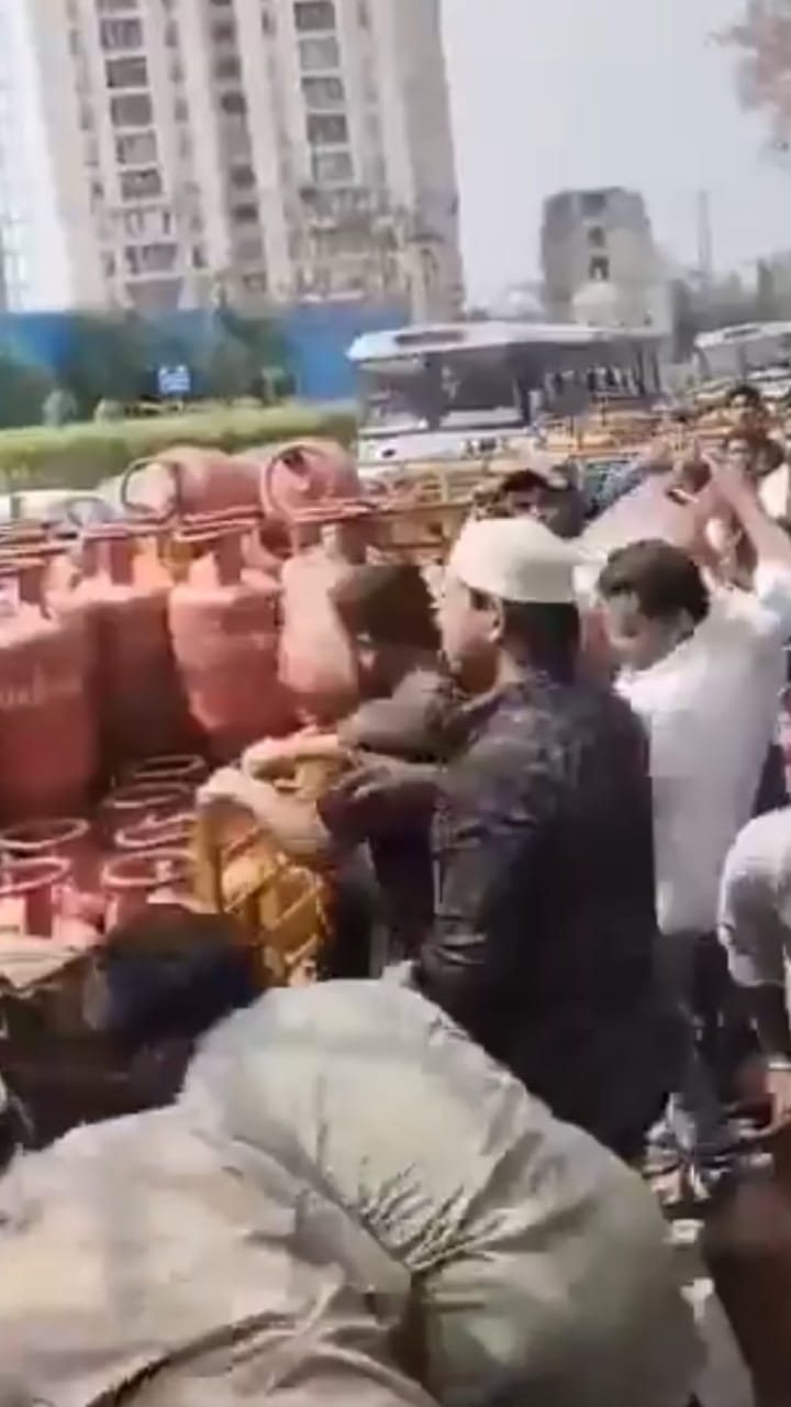 Gas Cylinders: గ్యాస్ సిలిండర్లు ఎత్తుకెళ్లేందుకు ప్రయత్నించిన జనం..