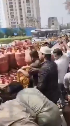 Gas Cylinders: గ్యాస్ సిలిండర్లు ఎత్తుకెళ్లేందుకు ప్రయత్నించిన జనం..