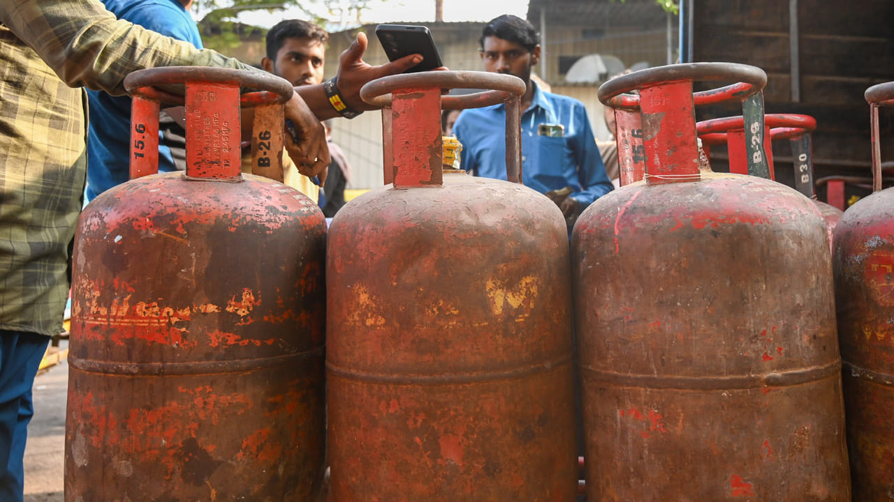 గ్యాస్ కొరతను తగ్గించడం, పీఎన్‌జీ సౌకర్యాన్ని విస్తరించేందుకు కేంద్ర ప్రభుత్వం ఈ నిర్ణయం తీసుకుంది. పైప్‌లైన్ గ్యాస్ లైన్ ఉన్నచోట అందులోకి మారడానికి ప్రజలు నిరాకరిస్తే.. ఎల్పీజీ గ్యాస్ సరఫరా నిలిపివేస్తామని ప్రభుత్వం హెచ్చరించింది. ఎల్పీజీ సరఫరాపై ఒత్తిడి తగ్గించి పీఎన్‌జీ గ్యాస్ మౌలిక సదుపాయాలను విస్తరించేందుకు చేస్తున్నట్ల ప్రయత్నాల్లో భాగంగానే ఈ నిర్ణయం అమలు చేస్తున్నట్లు స్పష్టం చేసింది.

