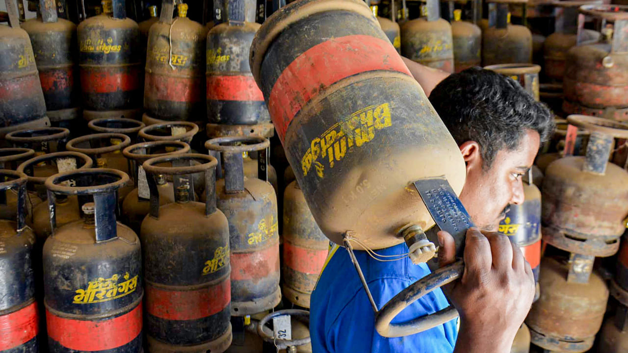 ఈ క్రమంలో గ్యాస్ కొరత ఏర్పడకుండా కేంద్ర ప్రభుత్వం చర్యలు చేపట్టింది. అందులో భాగంగా ఇప్పటికే గ్యాస్ బుకింగ్ వెయిటింగ్ పీరియడ్‌ను పెంచింది. 21 రోజుల నుంచి 25 రోజులకు పెంచుతున్నట్లు సోమవారం ప్రకటన విడుదల చేసింది. దీని వల్ల గ్యాస్ బుక్ చేసుకున్నాక 25 రోజుల తర్వాతనే మరో గ్యాస్ బుక్ చేసుకోవడానికి వీలు ఉంటుంది.
