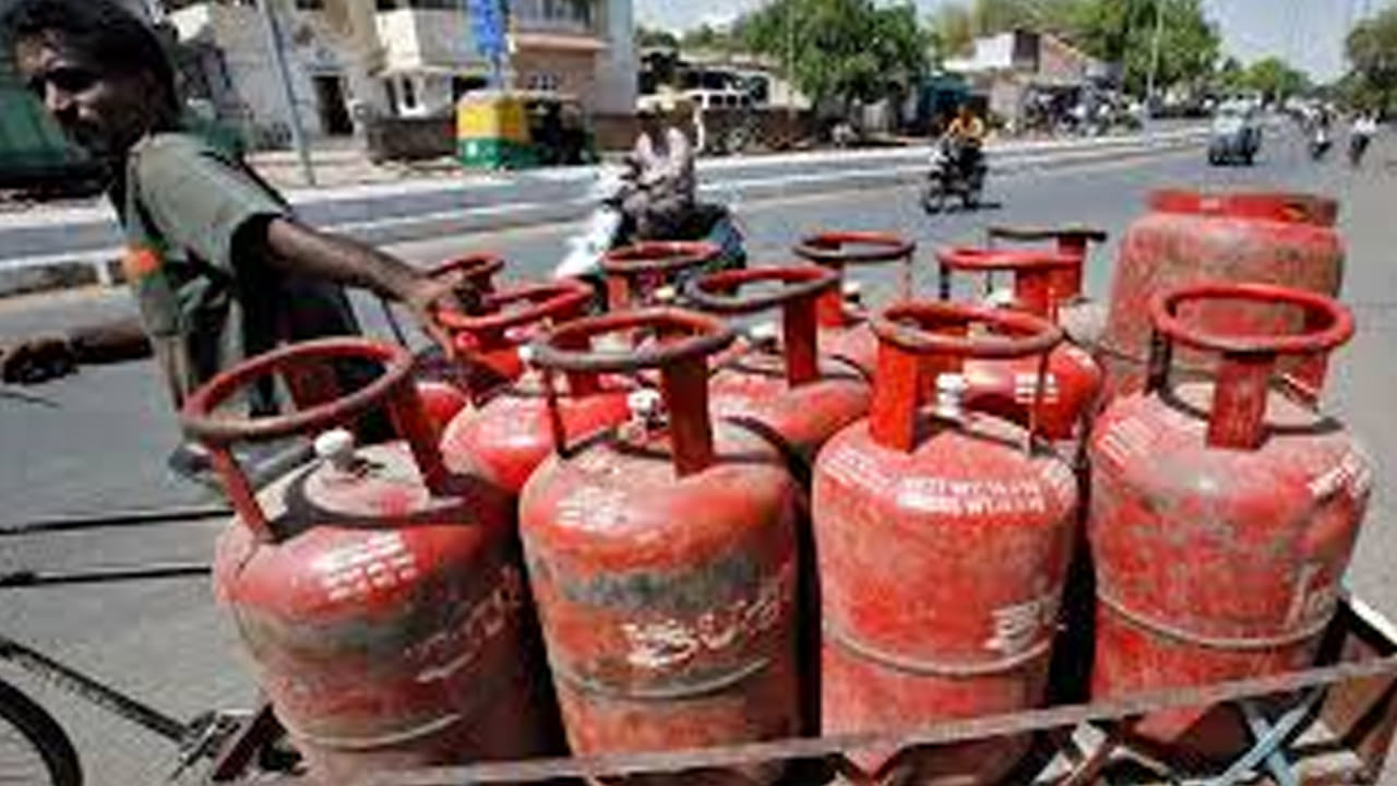 ఈ క్రమంలో గ్యాస్ కొరతను అధిగమించేందుకు  ప్రభుత్వరంగ పెట్రోలియం సంస్థల కీలక ప్రకటన జారీ చేశాయి.  పశ్చిమాసియా సంక్షోభం ప్రపంచవ్యాప్తంగా ప్రభావితం చూపిస్తోందని, ముడి చమురు సరఫరాలో అంతరాయాన్ని దృష్ట్యా కొన్ని నిర్ణయాలు తీసుకున్నట్లు ప్రకటన విడుదల చేసింది. LPG ఉత్పత్తిని మరింత పెంచాలని నిర్ణయించినట్లు స్పష్టం చేసింది.
