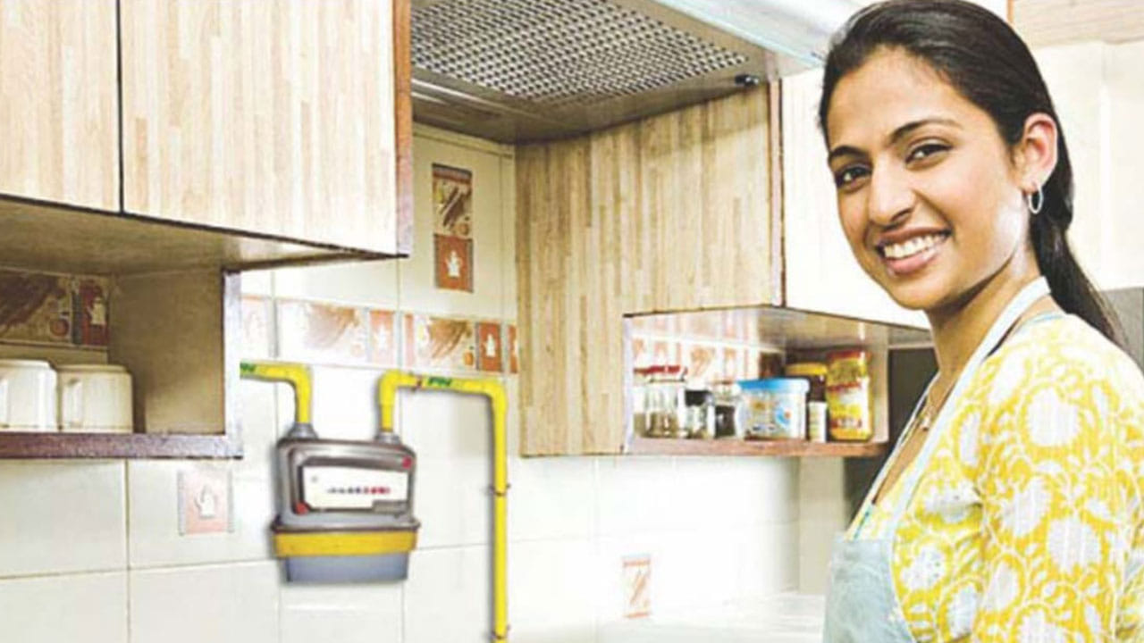 ఈ క్రమంలో పైప్ లైన్ గ్యాస్ కనెక్టివిటీ ఉన్నచోట ప్రజలు అందులోకి మారాల్సిందేని రూల్ విధించింది. అయితే పీఎన్‌జీ సరఫరా చేయలేని సందర్బాల్లో మాత్రమే వినియోగదారులకు ఎల్పీజీ సరఫరా చేస్తారు. కానీ ఇందుకోసం ఏజెన్సీ ఎన్‌ఓసీ జారీ చేయాల్సి ఉంటుందని కేంద్రం కొత్త గైడ్ లైన్స్‌లో పేర్కొంది. ఎక్కువమందికి ఎల్పీజీ గ్యాస్ సిలిండర్ల సరఫరా చేసేందుకు ఈ చర్య ఉపయోగపడనుంది.
