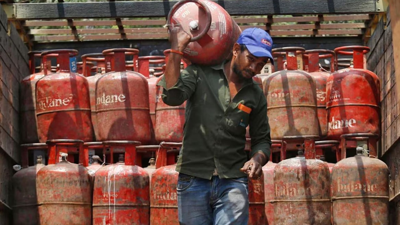 అయితే గ్యాస్ కొరత వల్ల ఇప్పటికే హైదరాబాద్, బెంగళూరు లాంటి ప్రధాన నగరాల్లో హోటళ్లు బంద్ అయ్యాయి. దీని వల్ల వ్యాపారులు తీవ్ర నష్టపోతున్నారు. యుద్దం ఇలాగే మరికొద్దిరోజుల పాటు కొనసాగితే గ్యాస్ సంక్షోభం మరింత ముదిరే అవకాశముంది. దీంతో ఎల్పీజీ ఉత్పత్తిని పెంచేందుకు ప్రభుత్వ రంగం ఆయిల్ కంపెనీలు ప్రయత్నాలు చేస్తున్నాయి. ఈ క్రమంలో పలు కీలక నిర్ణయాలు తీసుకుంటున్నాయి.