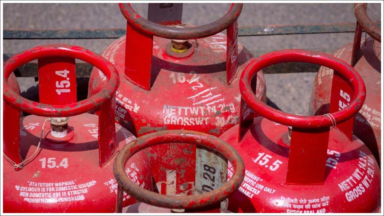  ఎరుపు రంగును హెచ్చరిక చిహ్నంగా భావిస్తారు. ఎల్‌పీజీ గ్యాస్‌ సిలిండర్‌లో మండే వాయువు ఉంటుంది. అందుకే సిలిండర్ కూడా ప్రమాదకరం. వినియోగదారుల భద్రత కోసం గ్యాస్ సిలిండర్లు ఎరుపు రంగులో ఉంటాయి. ఇది కాకుండా దీనికి సైన్స్‌తో కూడా ముడిపడి ఉంది. 