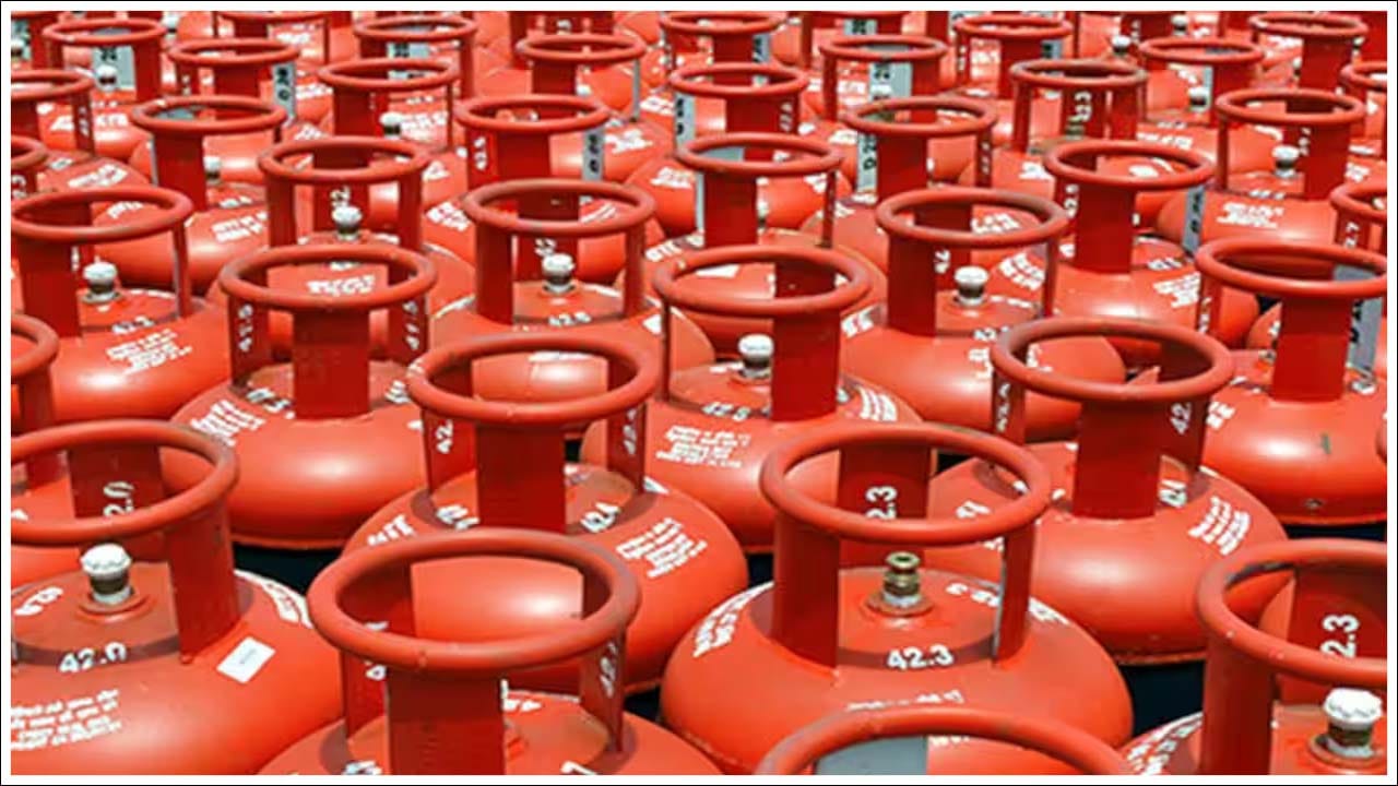  ఎరుపు రంగును దూరంగా ఉన్నా సులభంగా గుర్తించవచ్చు. ఇతర రంగులను గుర్తించడం కొంత కష్టంగా ఉన్నా ఎరుపు రంగులను గుర్తించడం సులభం. ఎరుపు రంగు అంటేనే ప్రమాదానికి చిహ్నం. ఇలాంటి విషయాలు పరిగణలోకి తీసుకుని సిలిండర్‌కు ఎరుపు రంగులు వేశారు. 