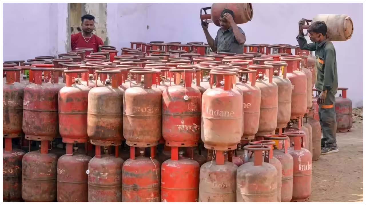 LPG Gas: హైదరాబాద్‌లో గ్యాస్‌ సిలిండర్ల కొరత.. గృహ అవసరాలకు తప్పని తిప్పలు.. డిస్ట్రిబ్యూటర్స్ ఏమంటున్నారంటే..