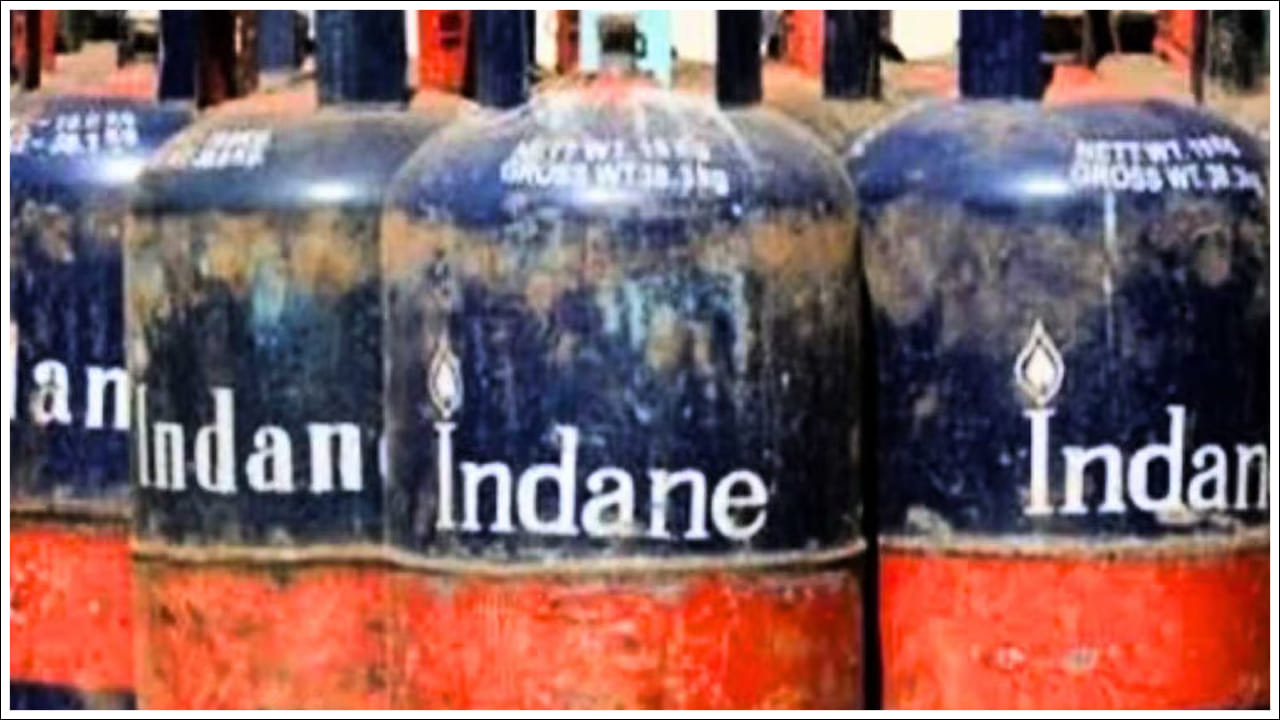  నీలం రంగు సిలిండర్ (Blue Cylinder): ఈ సిలిండర్లు వాణిజ్య అవసరాల కోసం ఉపయోగిస్తారు. హోటళ్లు, రెస్టారెంట్లు, లాడ్జీలు వంటి ప్రదేశాల్లో ఎక్కువగా కనిపిస్తాయి. ఇవి సబ్సిడీ లేకుండా అందించబడే గ్యాస్‌తో నింపుతారు. అందువల్ల ఇవి గృహ సిలిండర్ల కంటే ఖరీదైనవి.