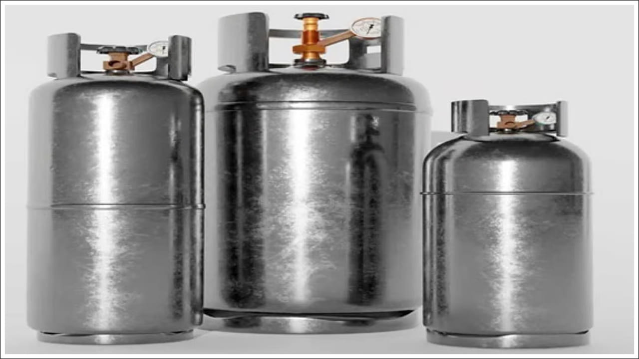  బూడిద రంగు సిలిండర్ (Grey Cylinder): ఈ సిలిండర్లు సాధారణంగా కార్బన్ డయాక్సైడ్ గ్యాస్‌ను కలిగి ఉంటాయి. ఫైర్ ఎక్స్టింగ్విషర్లు (అగ్ని నివారణ పరికరాలు), కూల్ డ్రింక్స్ తయారీలో ఇవి ఉపయోగిస్తారు. ఇవి అధిక పీడనంతో ఉండే సిలిండర్లు. వీటిని స్టీల్ లేదా అల్యూమినియంతో తయారు చేస్తారు. మొత్తానికి, గ్యాస్ సిలిండర్ల రంగులు కేవలం గుర్తింపుకోసం మాత్రమే కాకుండా, భద్రత పరమైన సమాచారాన్ని కూడా తెలియజేస్తాయి. అందువల్ల, ప్రతి రంగు వెనుక ఉన్న అర్థాన్ని తెలుసుకుని జాగ్రత్తగా ఉపయోగించడం చాలా అవసరం.