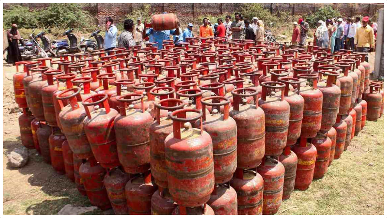 ఎరుపు రంగు సిలిండర్ (Red Cylinder): ఇది మన ఇళ్లలో సాధారణంగా ఉపయోగించే ఎల్పీజీ సిలిండర్. వంట కోసం ఉపయోగించే గ్యాస్ ఇందులో ఉంటుంది. ఇది ప్రభుత్వ సబ్సిడీతో అందిస్తారు. ఎరుపు రంగు ప్రమాదాన్ని సూచిస్తుంది. ఎల్పీజీ చాలా సులభంగా మంట పట్టే గ్యాస్ కాబట్టి జాగ్రత్తగా ఉపయోగించాలి. ఇవి వాణిజ్య సిలిండర్లతో పోలిస్తే కొంచెం చిన్న పరిమాణంలో ఉంటాయి.