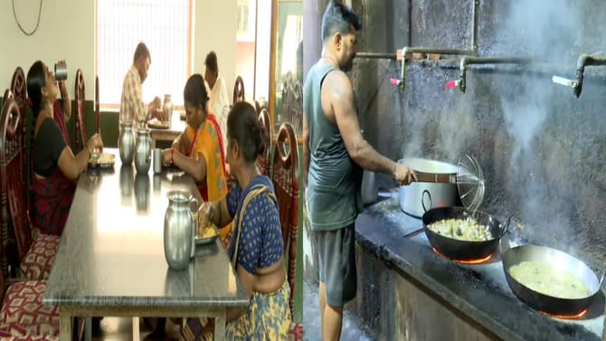 ఐడియా అదిరింది గురూ.. 50ఏళ్లుగా గ్యాస్ లేకుండానే నడుస్తున్న హోటల్