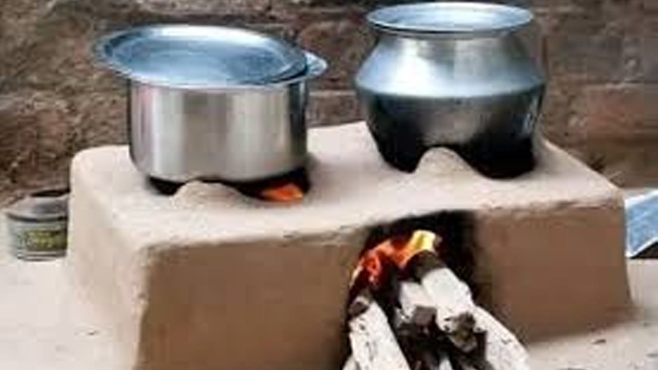 అంతే కాకుండా కట్టెల పొయ్యిపై కట్టెలు ఎలా కాలుతూ మెల్లి మెల్లిగా మంటను ఇస్తాయో, అదే విధంగా పొయ్యిపై ఉడుకుతున్న మటన్ కూడా, అలాగే ప్రతి ముక్క కొద్దిగా ఉడుకుతూ ఉంటుందంట. ఇలా లోపలి మటన్ మంచిగా సహజంగా ఉండికి, సహజ సిద్ధమైన పోషకాలు, రుచులు బయటకు వస్తాయంట. మంచి రుచిని ఇస్తాయంట.