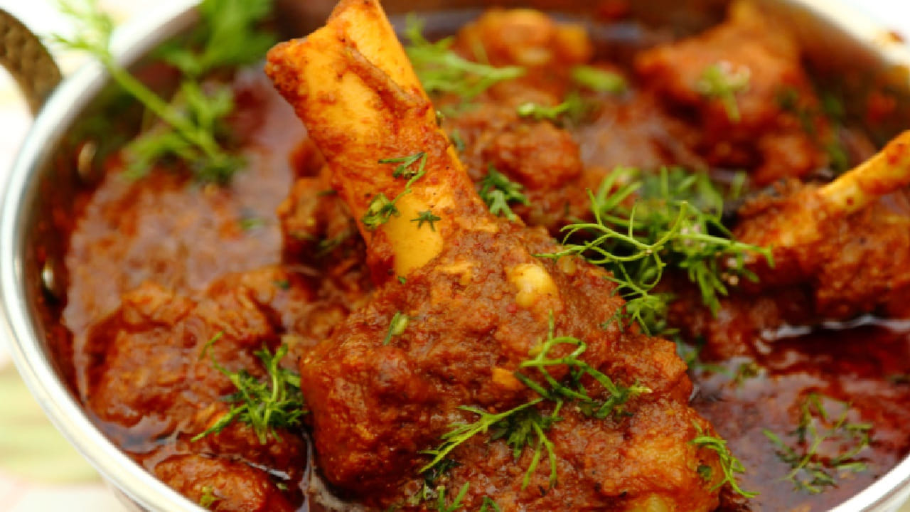 అందువల్లనే ఇప్పటికీ చాలా మంది గ్రామీణ ప్రాంతంలో ఉన్నవారు, చేపల పులుసు, మటన్ కర్రీ, చికెన్ కర్రీ, నాటు కోడి కూరను ఎక్కువగా కట్టెల పొయ్యి మీదనే వండుతారంట. ముఖ్యంగా కట్టెల పొయ్యిపై వండే సమయంలో చాలా జాగ్రత్తగా, శ్రద్ధ తీసుకుంటూ ప్రేమగా వండుతారు. అందువలన ప్రేమతో చేసే వంటలు ఎప్పుడైనా అద్భుతమైన రుచిని ఇస్తాయని చెబుతున్నారు నిపుణులు.