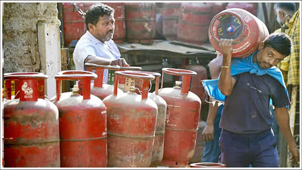 LPG Crisis: ఇదేందిరా నాయానా? 14 కేజీల సిలిండర్ ధర రూ.2800..!