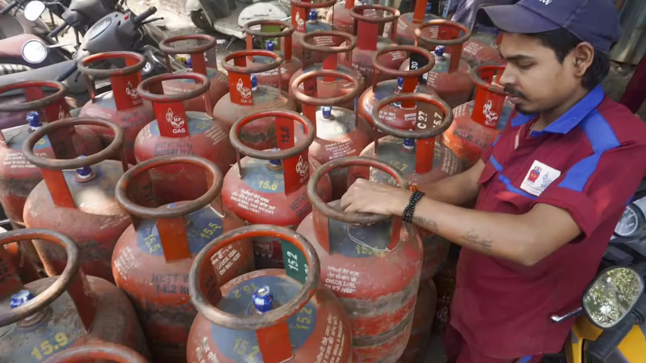 Gas Cylinder Prices: గ్యాస్ సిలిండర్లపై మరో పిడుగులాంటి వార్త.. త్వరలో మరోసారి ధరలు పెంపు..! ఏ క్షణమైనా..