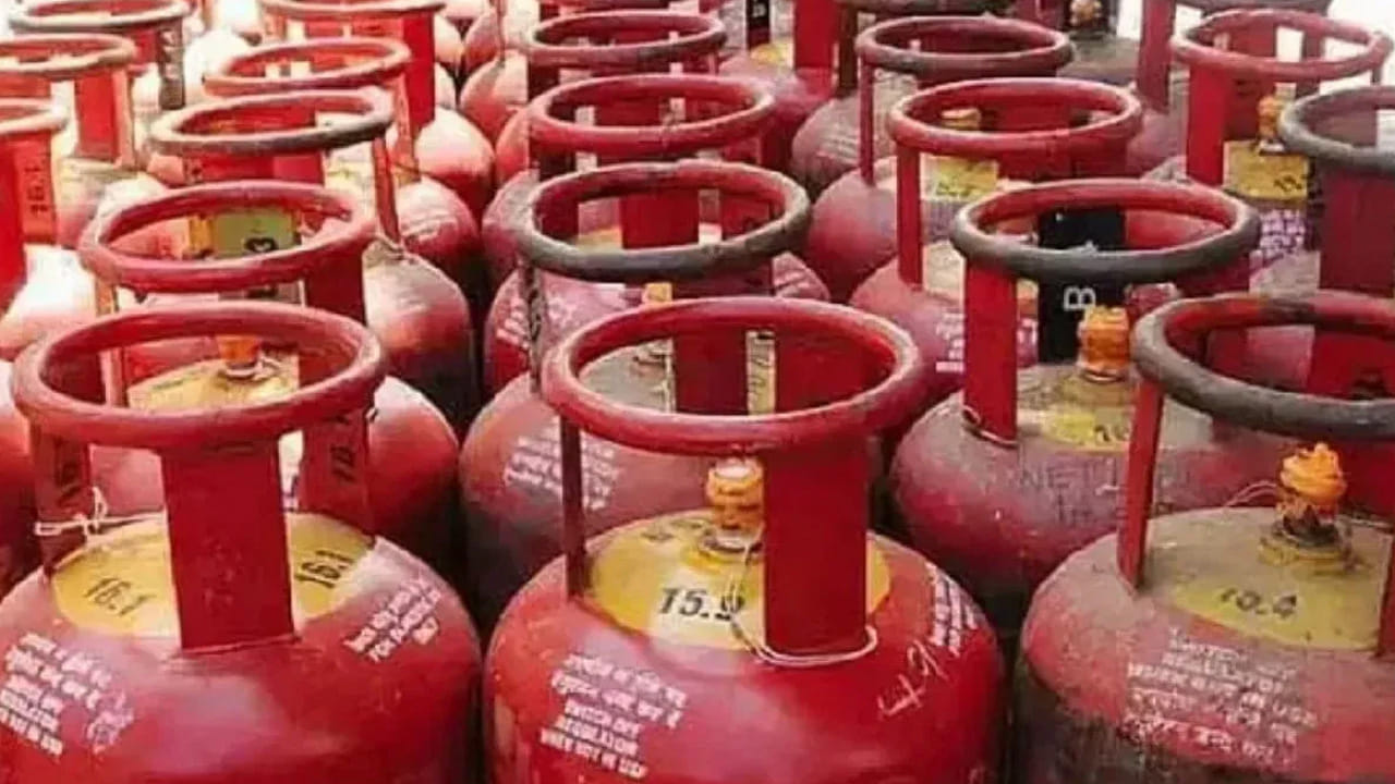 మన ఇంట్లో సిలిండర్ ను ఏ దిశలో పెడుతున్నామో కూడా చాలా ముఖ్యం. అయితే, కిచెన్ గదిలో ఈ దిశలో పెడితే లక్ష్మీ కటాక్షం, డబ్బుల వర్షం కురుస్తుందని వాస్తు నిపుణులు చెబుతున్నారు. అయితే,  వాస్తు ప్రాకారం ఎక్కడ పెట్టాలో ఇక్కడ వివరంగా చదివి తెలుసుకుందాం.. 