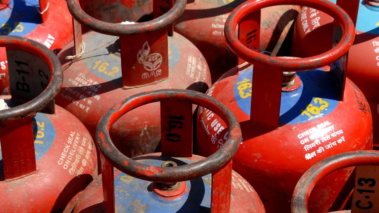 సాధారణంగా ఒక డొమెస్టిక్‌ సిలిండర్‌లో 14.2 కిలోల గ్యాస్ ఉంటుంది. కొన్నిసార్లు సిలిండర్ స్వయంగా గ్యాస్ అయిపోతోందని ముందస్తు హెచ్చరిక ఇస్తుంది. గ్యాస్ జ్వాల ఎప్పటిలాగా నీలం రంగులో కాకుండా ఎరుపు రంగులో కనిపిస్తే గ్యాస్ అయిపోతోందని అర్థం చేసుకోవాలి.