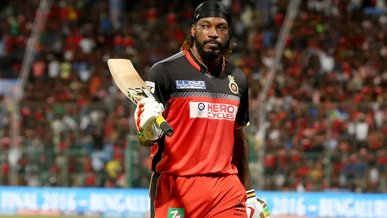 ఇండియన్ ప్రీమియర్ లీగ్(ఐపీఎల్) చరిత్రలో అత్యంత విధ్వంసకర బ్యాటింగ్ ప్రదర్శనలలో ఒకటి క్రిస్ గేల్ 175 పరుగులు. 2013 ఏప్రిల్ 23న బెంగళూరులోని ఎం. చిన్నస్వామి స్టేడియంలో రాయల్ ఛాలెంజర్స్ బెంగళూరు(ఆర్సీబీ), పూణే వారియర్స్ మధ్య జరిగిన మ్యాచ్లో యూనివర్స్ బాస్ తన బ్యాట్తో తుఫాను సృష్టించాడు. ఈ ఇన్నింగ్స్ కేవలం పరుగుల ప్రవాహమే కాదు, ఎన్నో ఆసక్తికరమైన సంఘటనలు, రికార్డులకు కేరాఫ్ అడ్రస్గా నిలిచింది. ఆ రోజు మంగళవారం, మ్యాచ్ నెంబర్ 31. అప్పటి ఆస్ట్రేలియా కెప్టెన్ ఆరోన్ ఫించ్ నాయకత్వంలోని పూణే వారియర్స్ టాస్ గెలిచి, ఆర్సీబీని మొదట బ్యాటింగ్కు ఆహ్వానించింది. తిలకరత్నే దిల్షాన్, క్రిస్ గేల్ ఆర్సీబీ తరఫున ఓపెనర్లుగా దిగారు. భువనేశ్వర్ కుమార్ వేసిన మొదటి ఓవర్లో గేల్ కంట్రోల్తో ఉన్నా, ఈశ్వర్ పాండే వేసిన రెండో ఓవర్లోని మొదటి రెండు బంతులను గేల్ బౌండరీలకు పంపించడంతో ఊచకోత మొదలైంది.