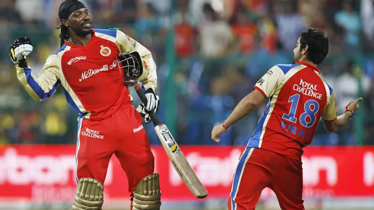 గేల్ తన సెంచరీని తొమ్మిదో ఓవర్‌లో సాధించాడు. అశోక్ దిండా బౌలింగ్‌లో 96 పరుగుల వద్ద ఉన్నప్పుడు, అతను వేసిన నో-బాల్‌ను గేల్ ఫ్రీ హిట్‌గా మార్చుకొని భారీ షాట్ కొట్టాడు. బంతి చిన్నస్వామి స్టేడియం పైకప్పును తాకగా, దానిలోని ఒక భాగం విరిగి కింద పడింది. ఈ విధ్వంసం మధ్యలో పూణే బౌలర్లలో భువనేశ్వర్ కుమార్ మాత్రం గేల్ ప్రతాపం నుంచి తప్పించుకున్నాడు. తన నాలుగు ఓవర్లలో కేవలం 23 పరుగులే ఇచ్చి, ఆర్‌సీబీ భారీ స్కోరులో తానొక ఆణిముత్యం అని మరోసారి నిరూపించుకున్నాడు. భువనేశ్వర్ కుమార్ మ్యాచ్ తర్వాత, "గేల్ ఇలాంటి బ్యాటింగ్ చేసినప్పుడు, ఏ బౌలర్ కూడా బౌలింగ్ చేయాలనుకోడు" అని కామెంట్ చేశాడు.