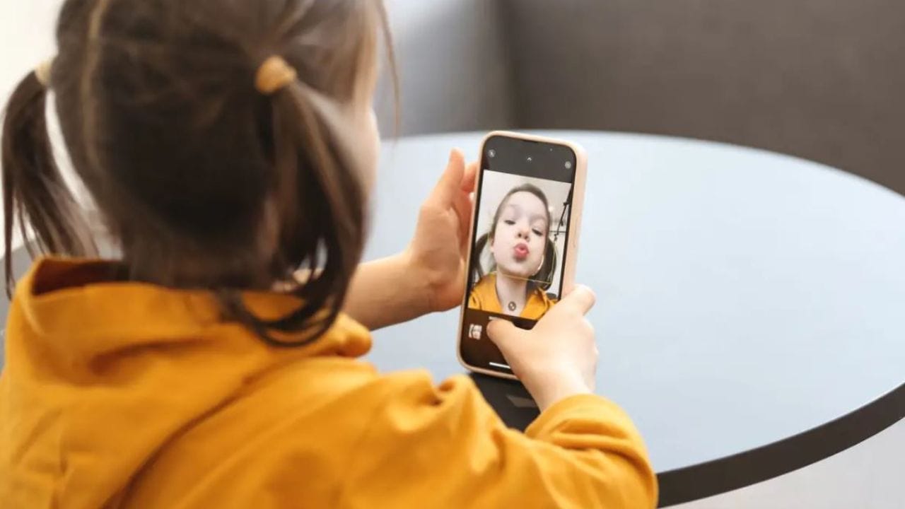 డిజిటల్ మాయలో ‘జెన్ ఆల్ఫా’.. వినోదం పేరుతో వాణిజ్య ఉచ్చులో చిన్నారులు