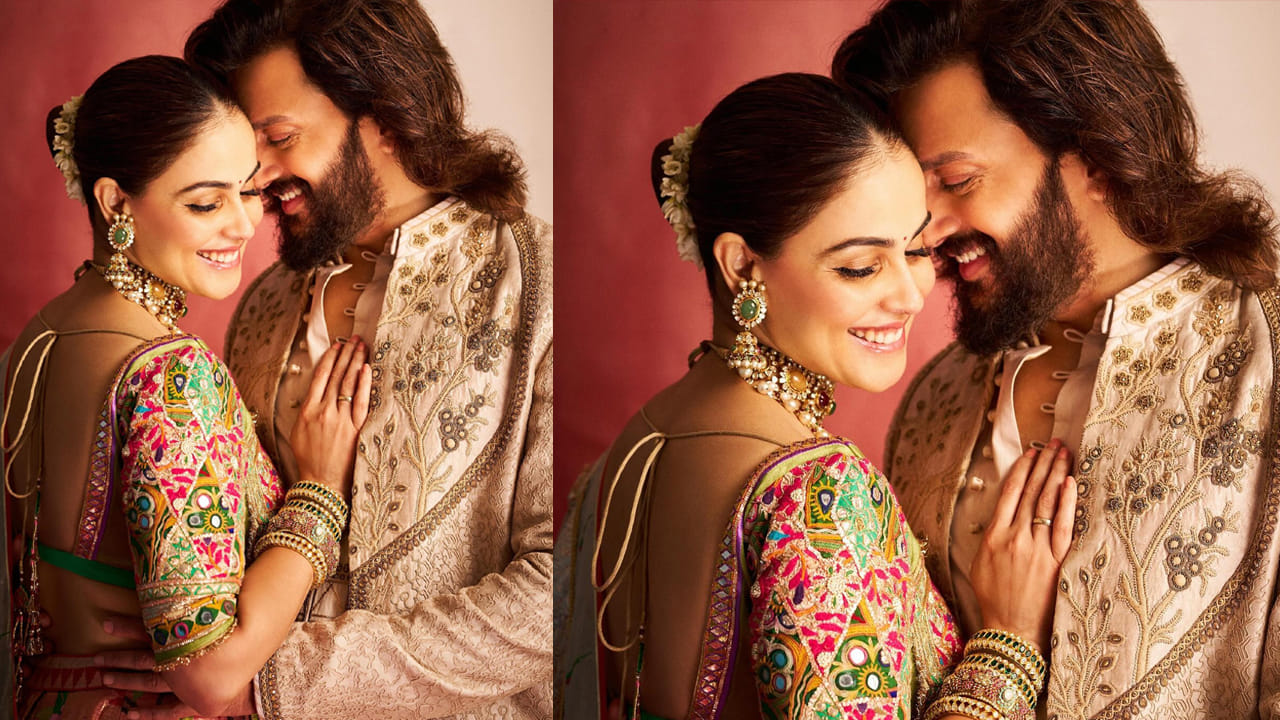 ఆ జంట మరెవరో కాదు.. జెనీలియా, రితేష్ దేశ్ ముఖ్. వీరిద్దరి ప్రేమకథ మళ్లీ సోషల్ మీడియాలో వైరల్ అవుతోంది. వీరిద్దరూ తొలిసారి 2002లో కలిశారు. బాలీవుడ్ చిత్ర పరిశ్రమలో ఇద్దరు మొదటిసారిగా తుఝే మేరీ కసమ్ సినిమాలో కనిపించారు. 