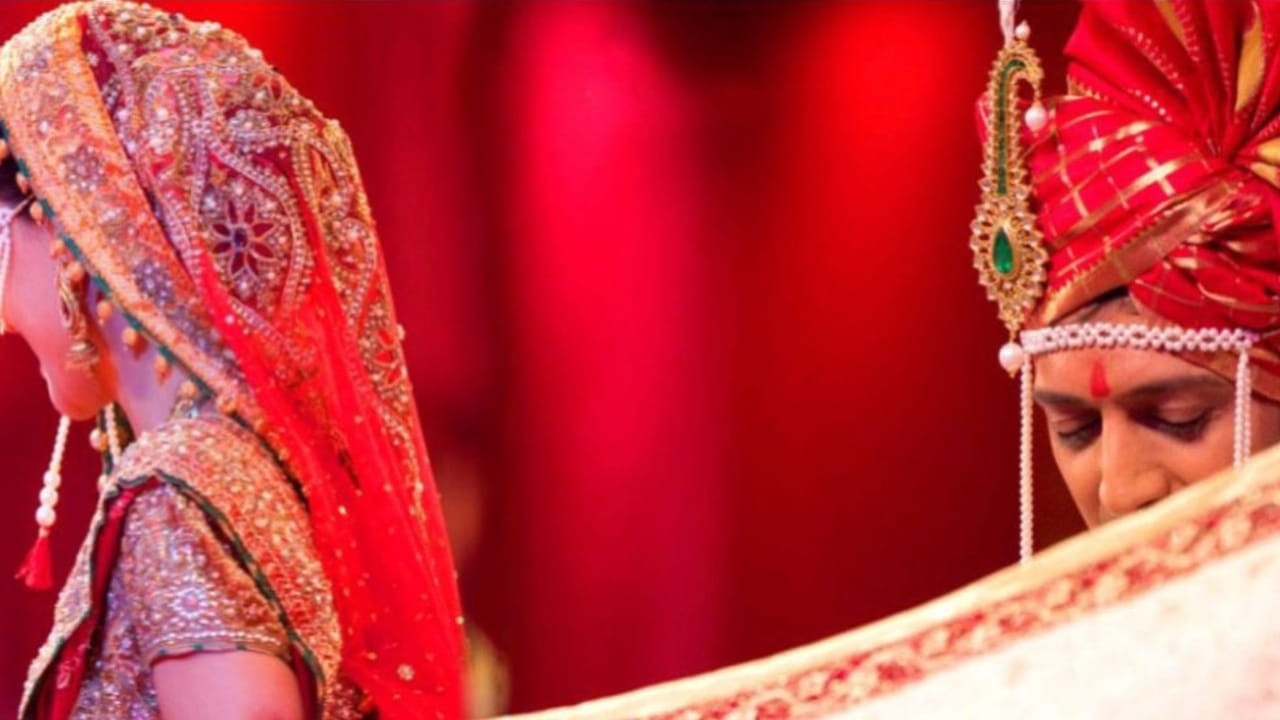 ఆ సమయంలో హీరో వయసు 24 సంవత్సరాలు. తర్వాత ఇద్దరూ ఎవరి కెరీర్ లో వారు బిజీ అయిపోయారు. బాలీవుడ్ ఇండస్ట్రీలో మొదలైన హీరోయిన్ ప్రయాణం సౌత్ ఇండస్ట్రీలో స్టార్ డమ్ కు చేర్చింది. తెలుగులో అత్యధిక చిత్రాల్లో నటించి ప్రేక్షకుల మనసులలో చెరగని స్థానం సంపాదించుకుంది. 